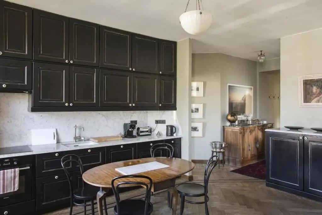 Luxury 2 bed apartment, central location with mountain views