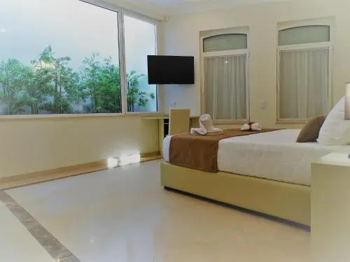 Bowen, Luxury Suites