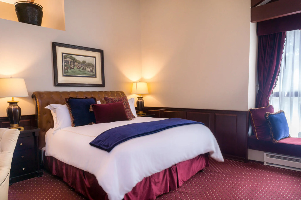 Carriage House Inn
