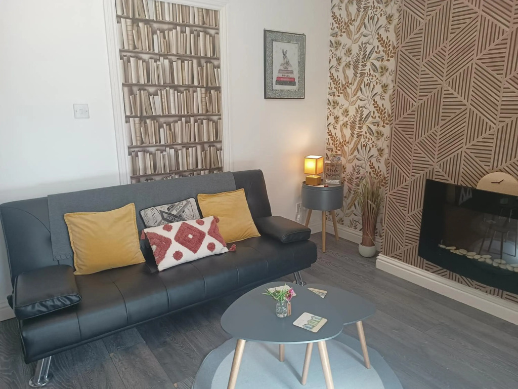 Beach Apartment - Sleeps 4, Garden & Parking