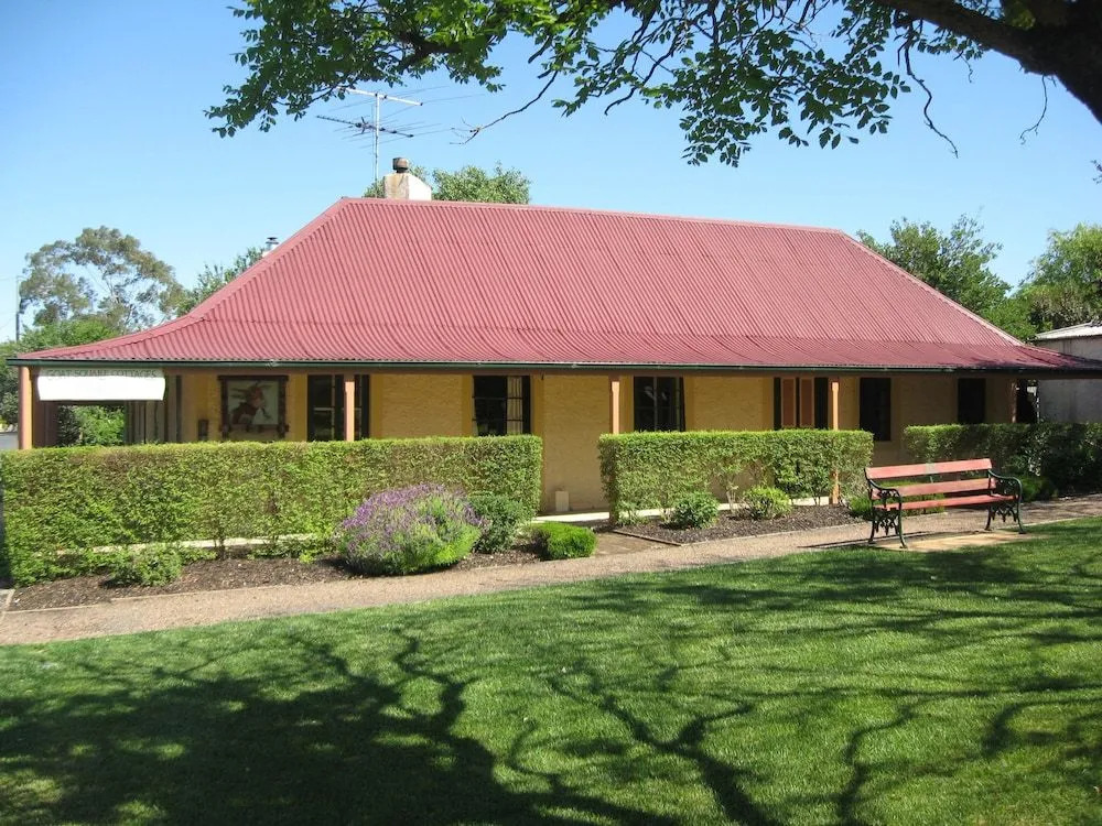 Goat Square House - Historic Row Cottages