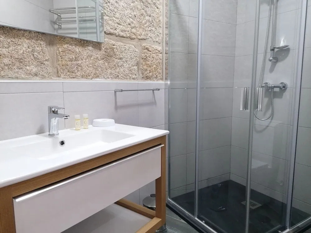 ALOJAMENTO GIRASSOL - Guest House - Quarto com casa de banho privativa
