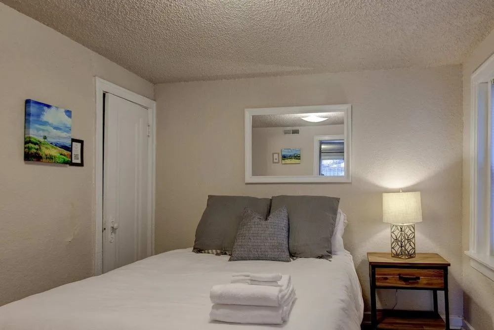 Vintage MW 1BR With Full Kitchen by Zencity