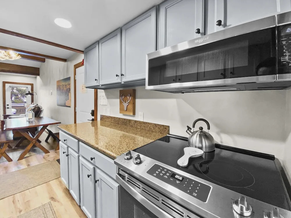 The Retreat 6 2 Bedroom Condo by RedAwning