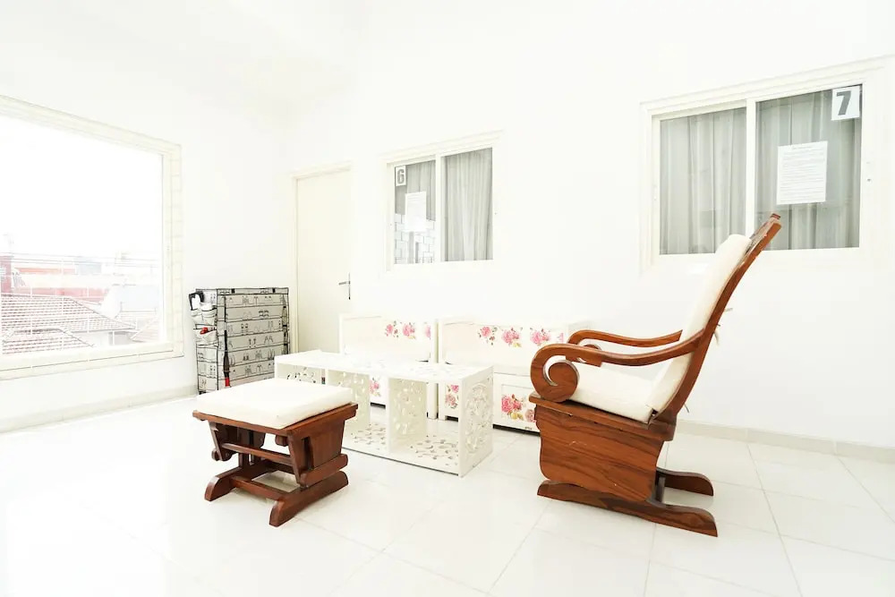 OYO 747 Cipunegara Residence