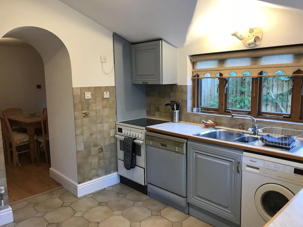 Melrose Lodge 4-bedroom house 1-bed flat