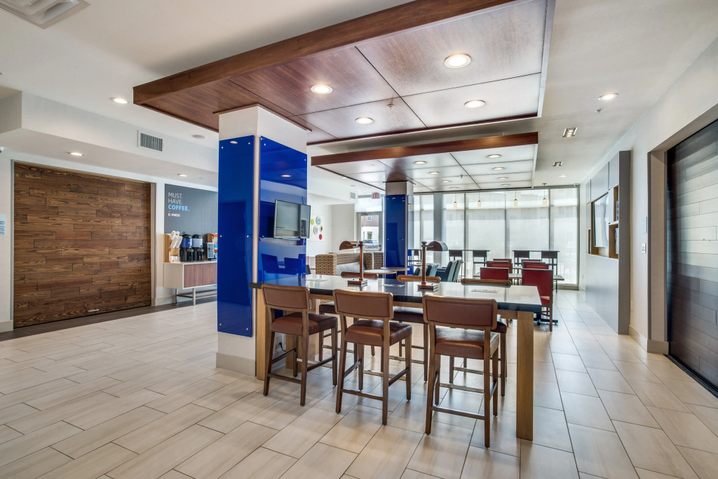 Holiday Inn Express & Suites - Denton South by IHG