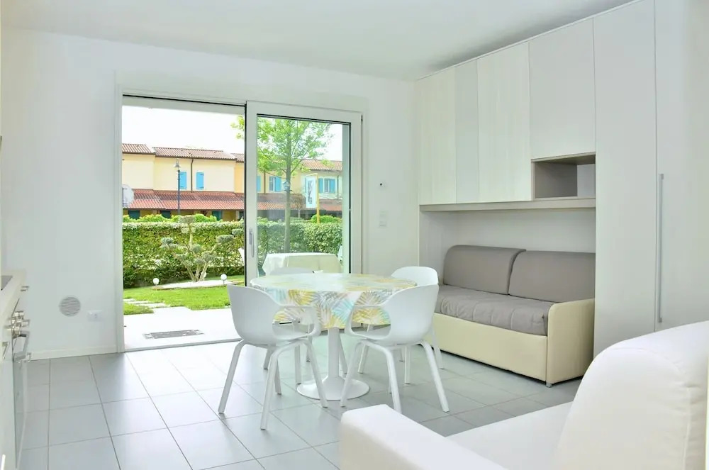 Charming Studio Apartment With Garden View