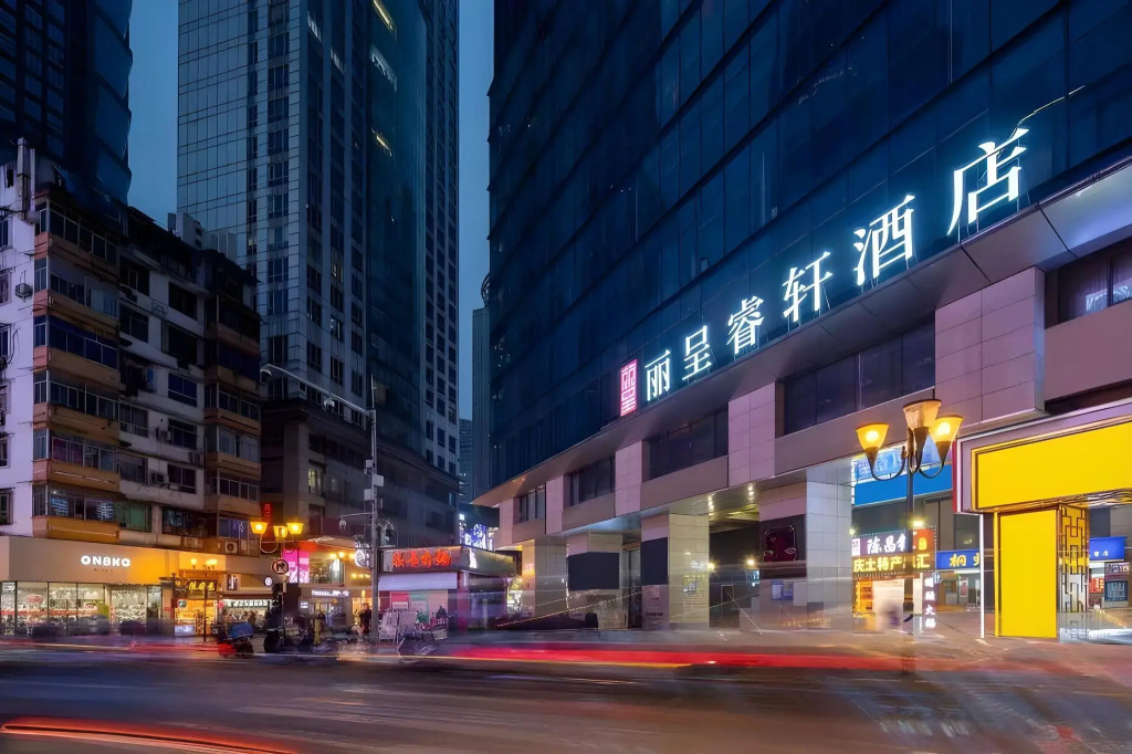 Today High-rise River View Homestay (Chongqing Jiefangbei Pedestrian Street Hong Ya Dong)