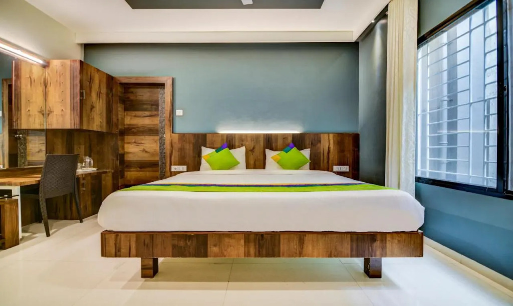 Treebo Shree Sai Suites - 2km from Mahalaxmi Temple