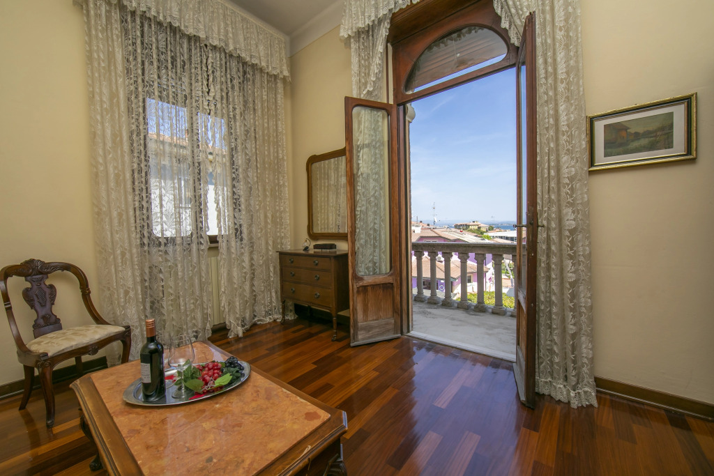 Villa Barbara - Lake Garda Villa with Pool & Views