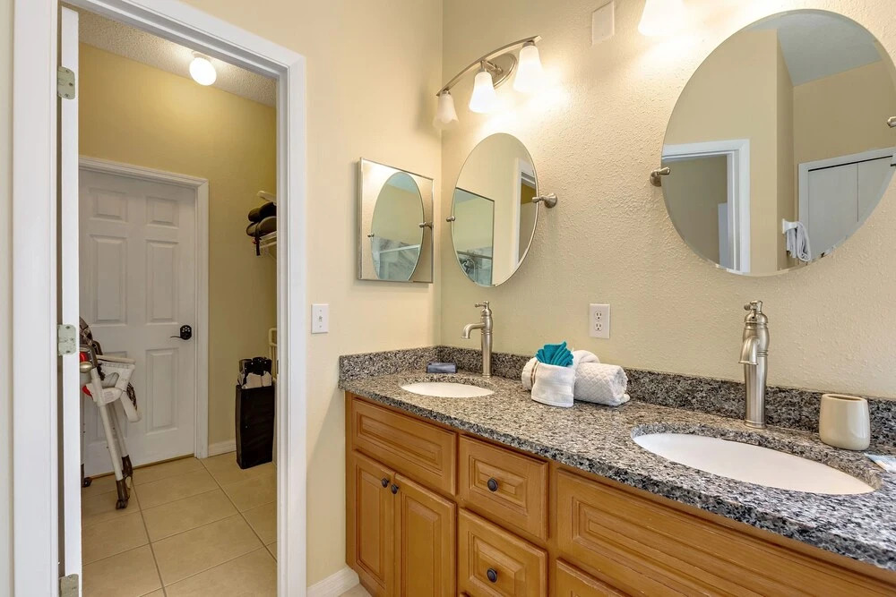 2 Suites, 1 King, 5 beds- Pool, Games Room #810 villa