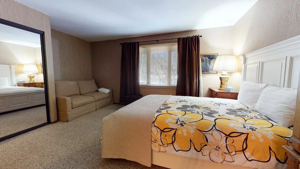 Winterset Woodland - Near Hike & Bike Trails!