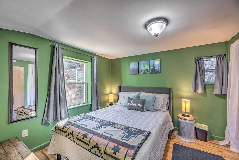 Cabin w/ Mountain Views ~ 2 Mi to Ruidoso Midtown!