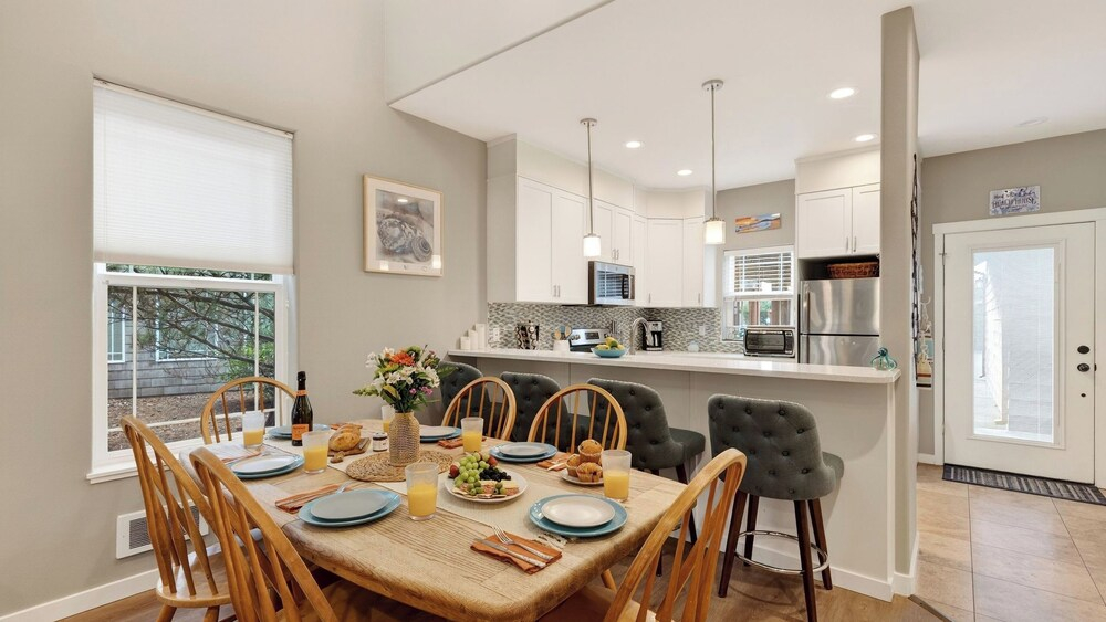 Tides & Timber by Avantstay Lakeside Retreat + Hot Tub + Kayaks + Paddleboard + Bikes Near Beach