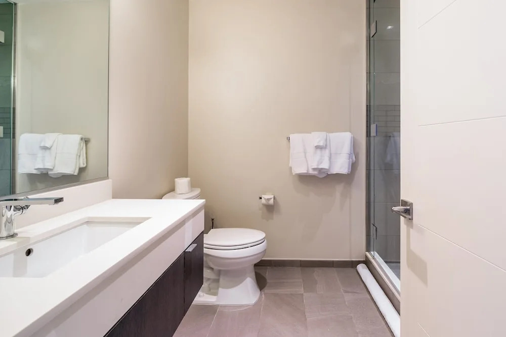 New Listing! Designer Ski-in/ski-out W/ Pool & Gym 3 Bedroom Condo