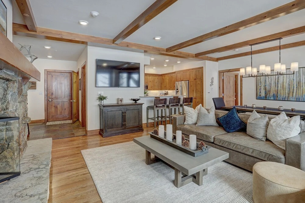 Modern Mountain Getaway-luxury 3 Bedroom Ski-in Ski-out Condo by Redawning