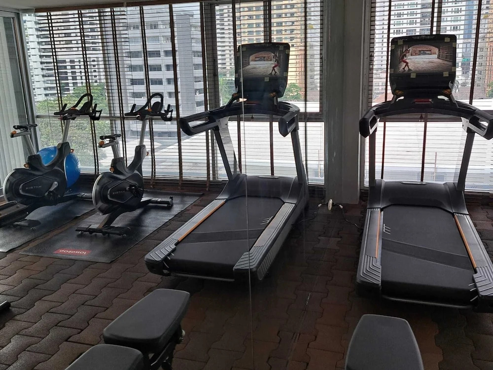 2A - 2 Bedroom Downtown Apartment With Shared Pool