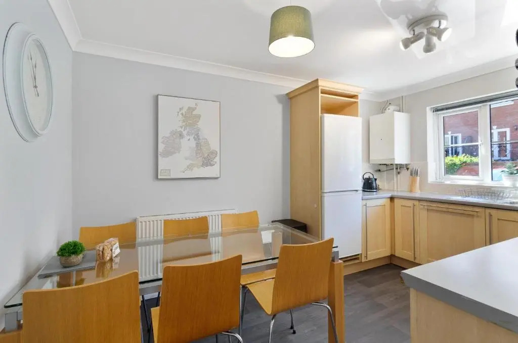 Central Townhouse with Free 2 space Parking, fast 50Mbps Wifi and Netflix, also Full Kitchen Washer and dryer with Balcony