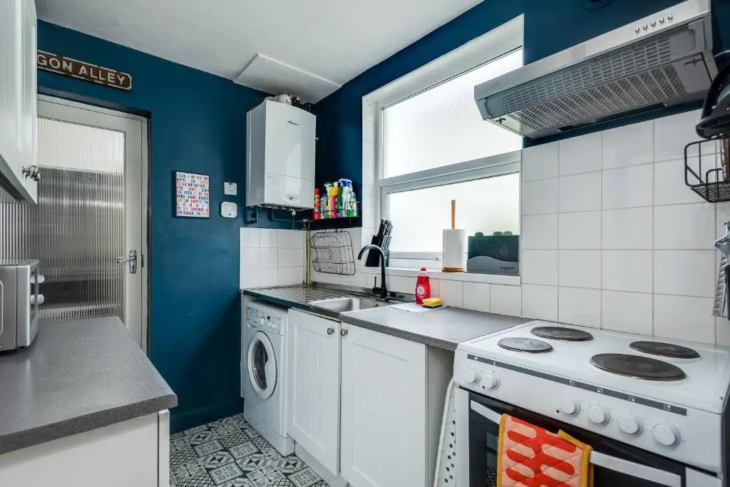 Cheerfull 3-bedroom Home With Parking Garden