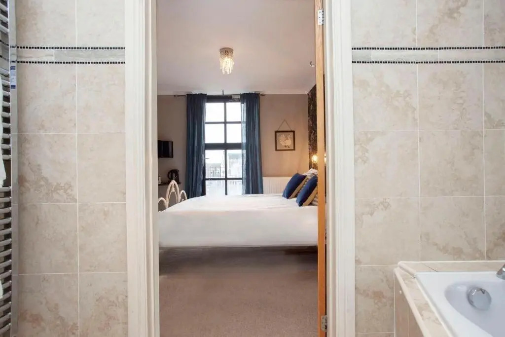 Quirky Cardiff Bay Hen House Sleeps 14-16