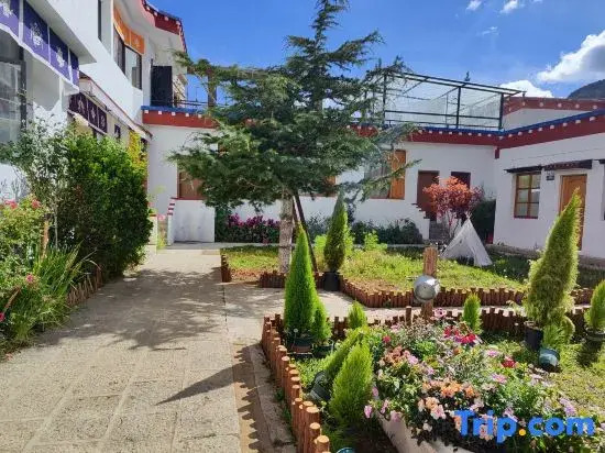 Ningduole Light Luxury Courtyard Resort Villa (Dukezong Ancient Town Branch)