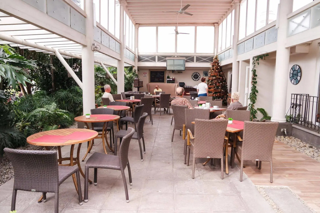 La Riviera Hotel