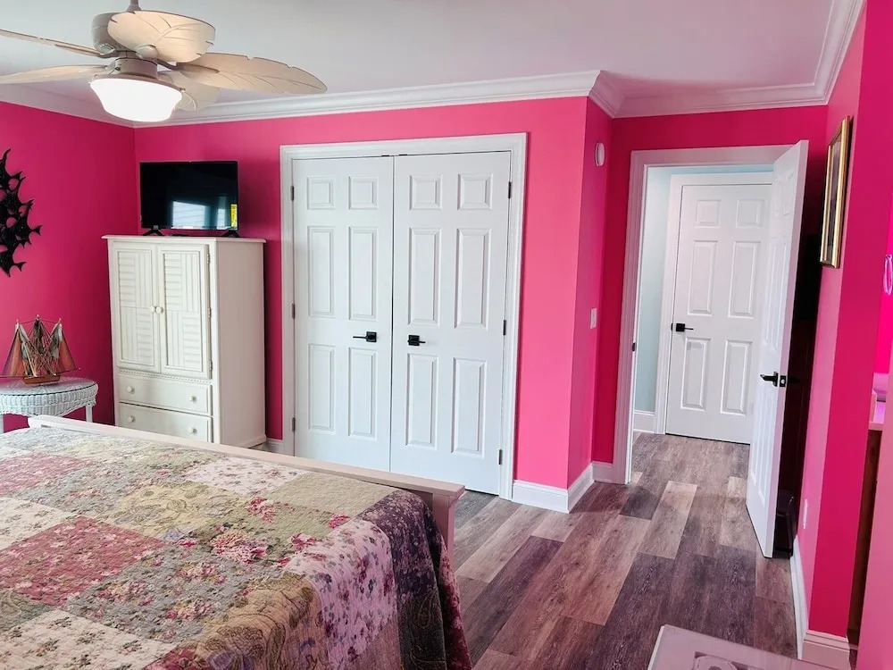 Serenity's Star 4 Bedroom Home by RedAwning