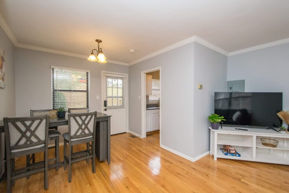 Walkable 2BR Condo Near Greenway Mission
