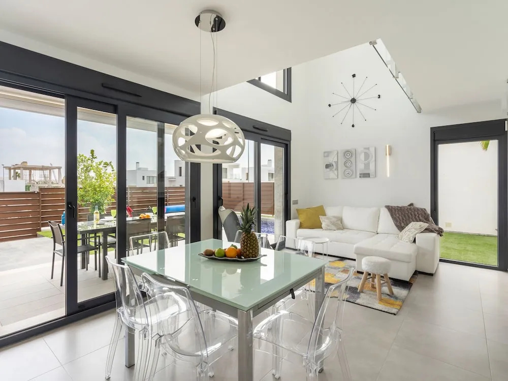 Airy Villa near Golf & Dining