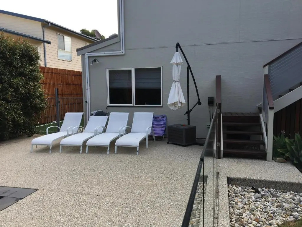 Grand Escape McKenzie - solar heated Pool, WiFi, Netflix, 5 bdrm, 4bthrm