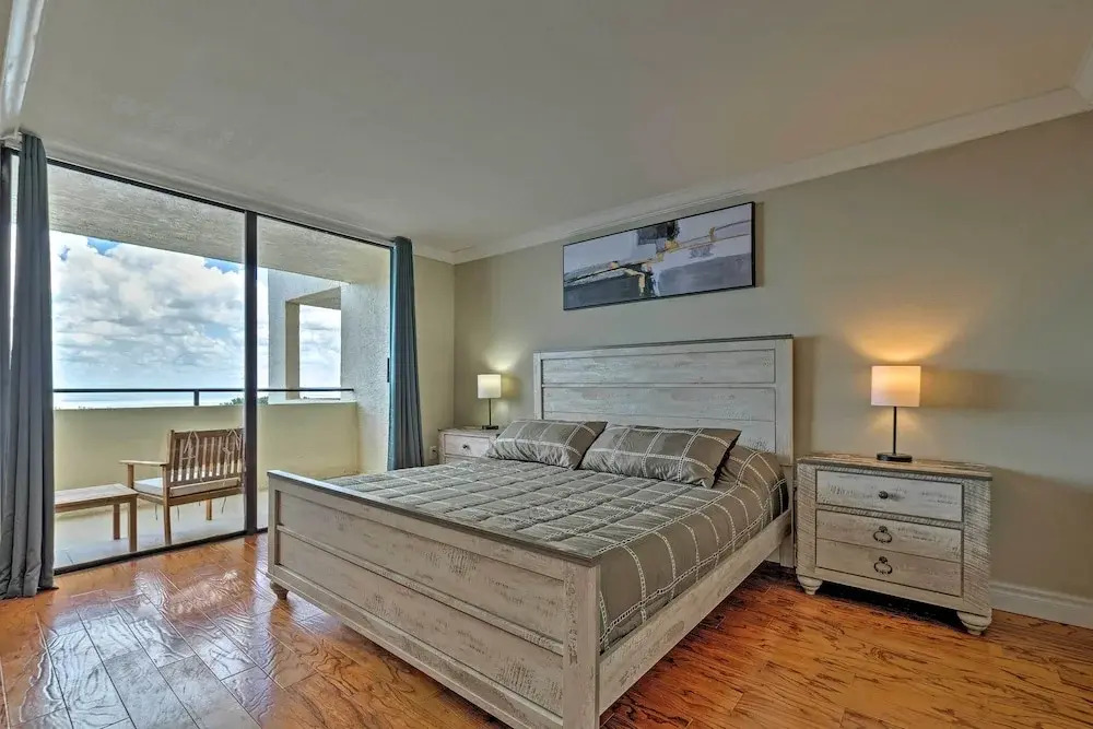 Modern Waterfront Hudson Condo w/ Resort Pool!