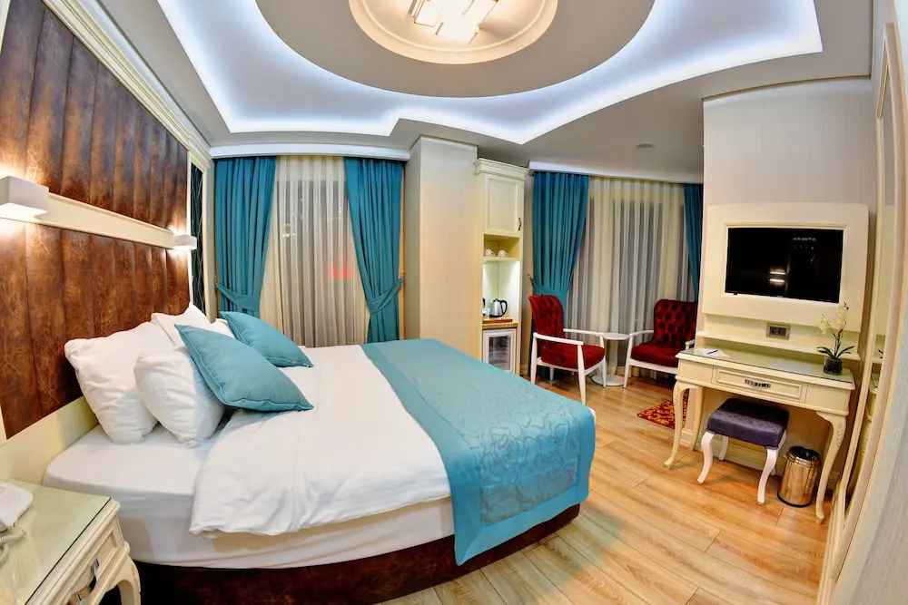 Novelty Hotel