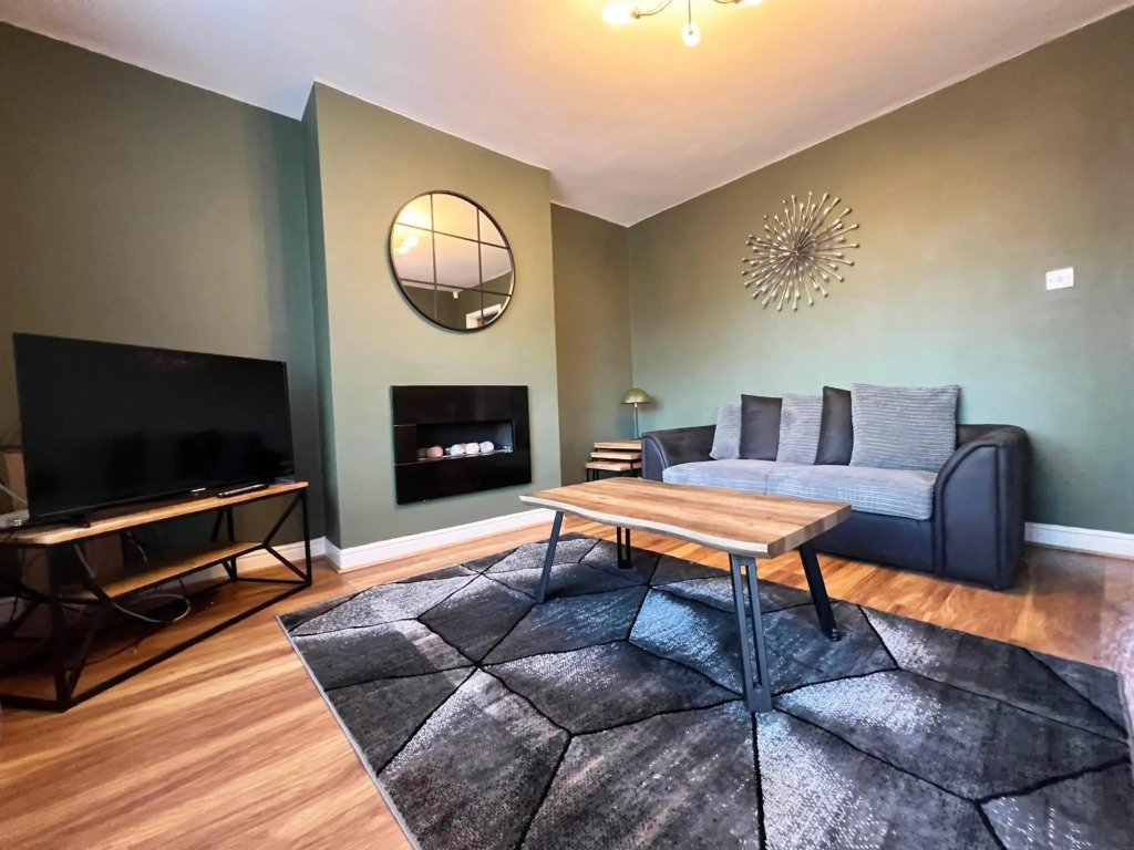 Recently Refurbished 3 Bedroom Home with Parking - Perfect for Longstays - Sleeps 8