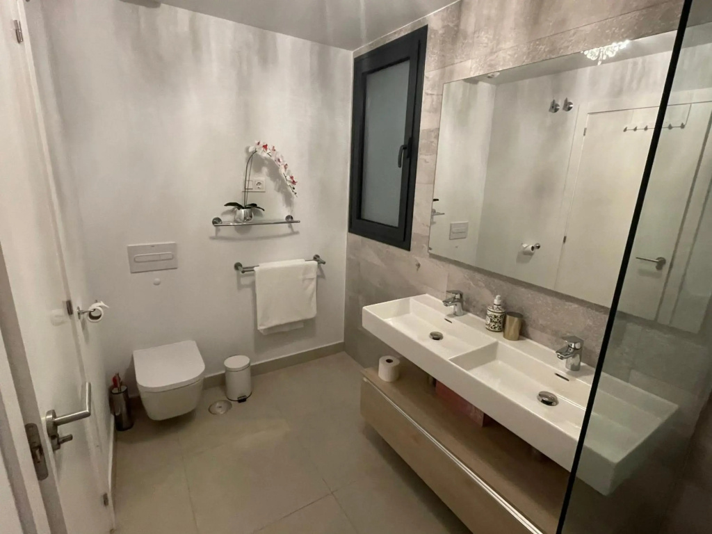 BRAND NEW STUNNING 3 BED RAISED GROUND FLOOR APARTMENT WITH SEA & POOL & MOUNTAIN VIEW INDOOR & OUTDOOR SWIMMING POOLS & GYM WALKING DISTANCE TO BEACH PORT Casa Casu Estepona