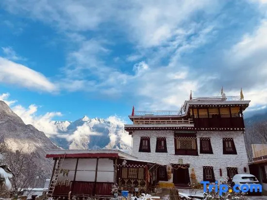 Danba yunshangzangjia Resdrt Hotel