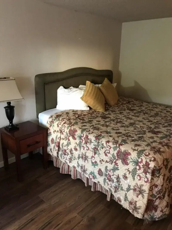 Smokey Point Motor Inn