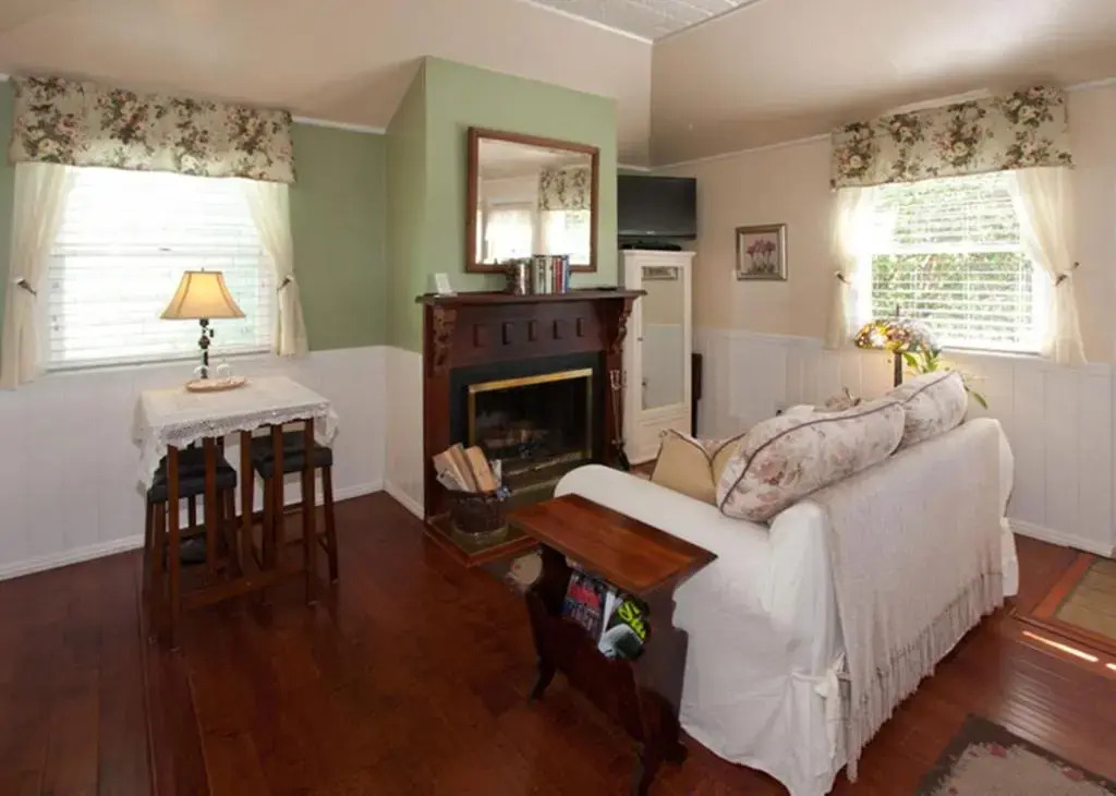 Headlands Inn Bed and Breakfast