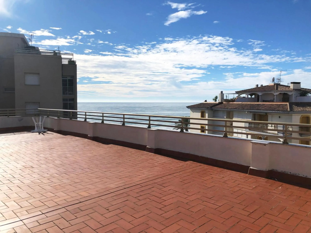 New Stunning Seaview Apartment with lovely balcony