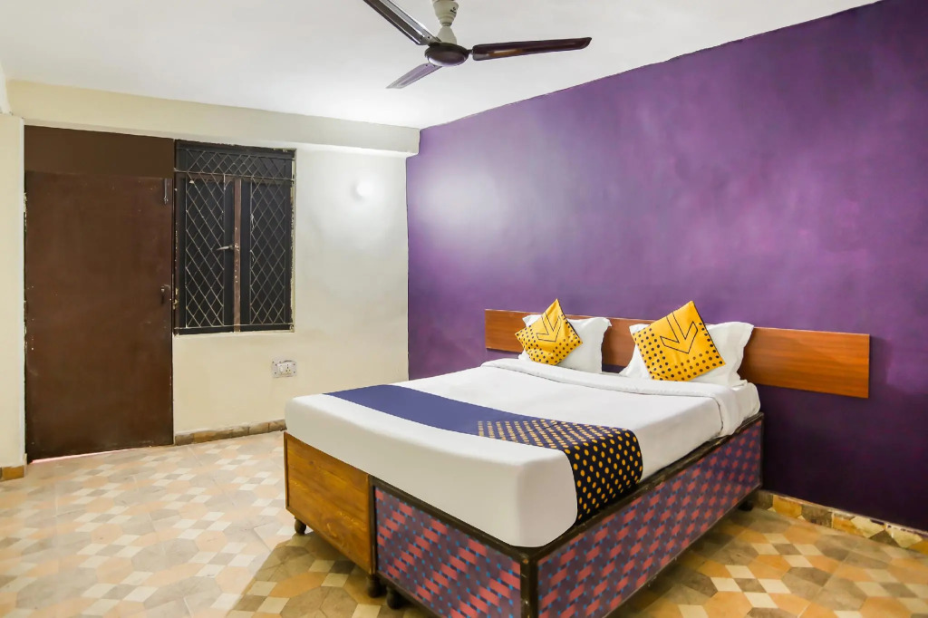 SPOT ON Hotel Harrys 1 Near Select Citywalk Mall