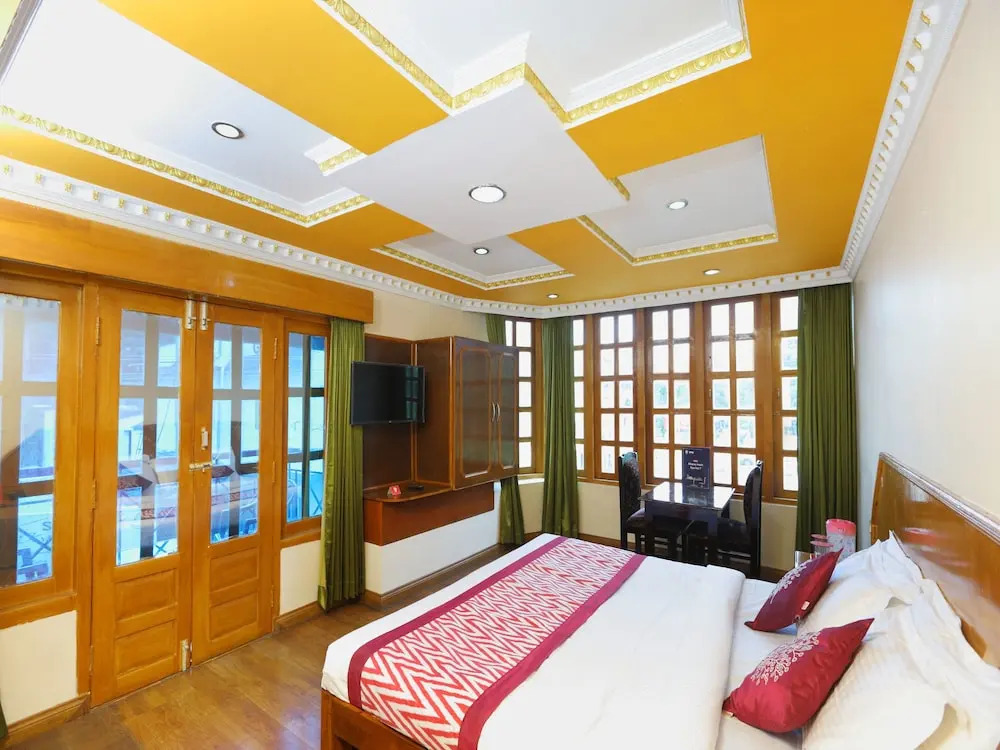 OYO 13807 Hotel Gurupriya