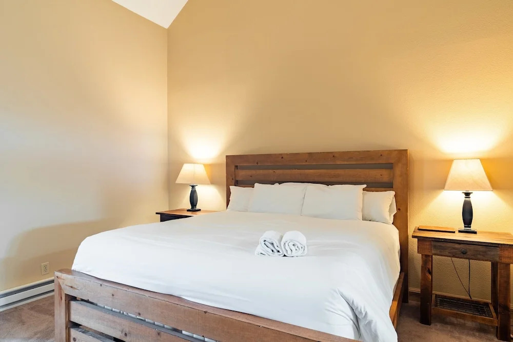 Cimarron Lodge 35 by AvantStay Ski-InSki-Out Property in Complex w Two Hot Tubs