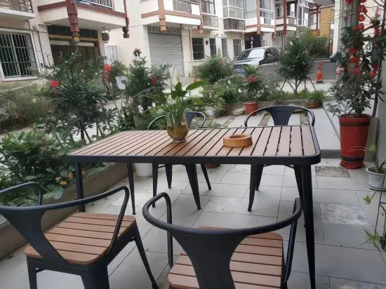 Row 3 No. 7 Hostel