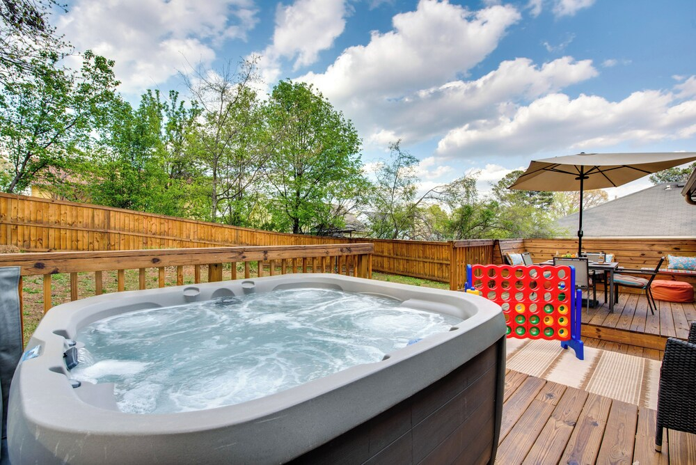 4 Mi to Airport: Atlanta Home w/ Deck & Hot Tub