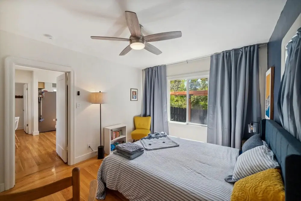 Centrally Located 2 Bedrooms Walkable 2 Duplex by Redawning