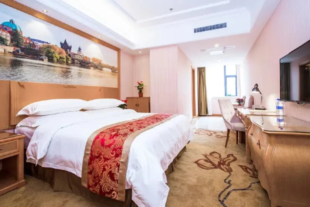 Vienna Hotel Whhan xingye road stone bridge subway station store