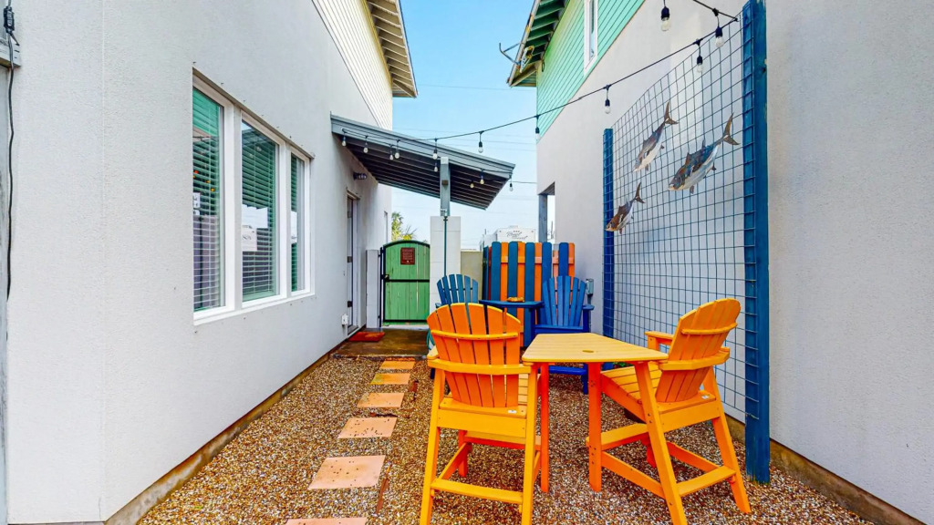 TP5 5BR Townhome, Shared Pool, In Town, Near Beach
