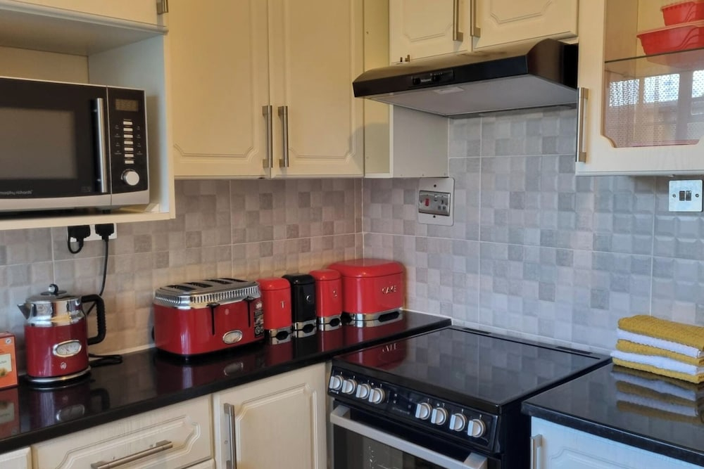 Cottage - Sleeps 4 - Pool - Near Airport