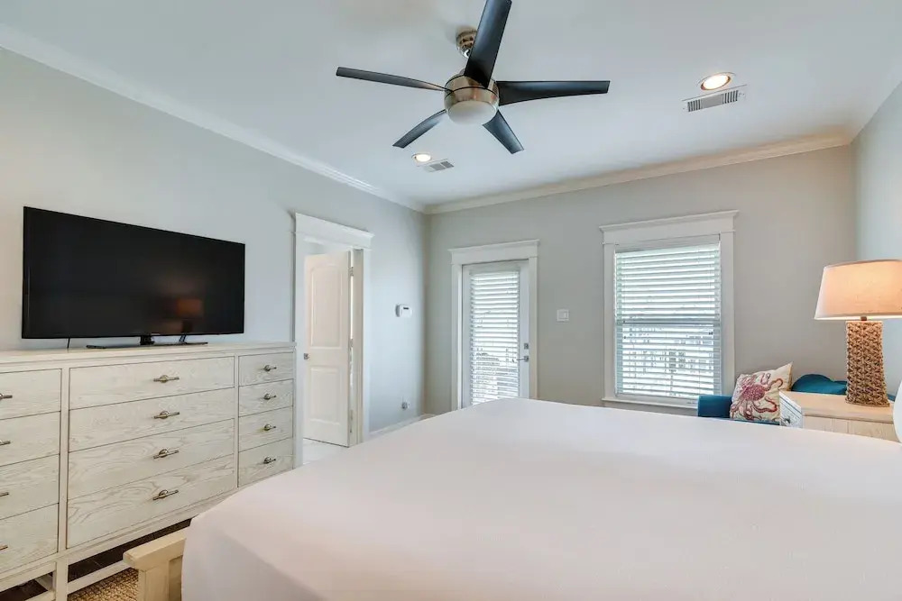 Walk to Ocean! Group Beach House in Galveston