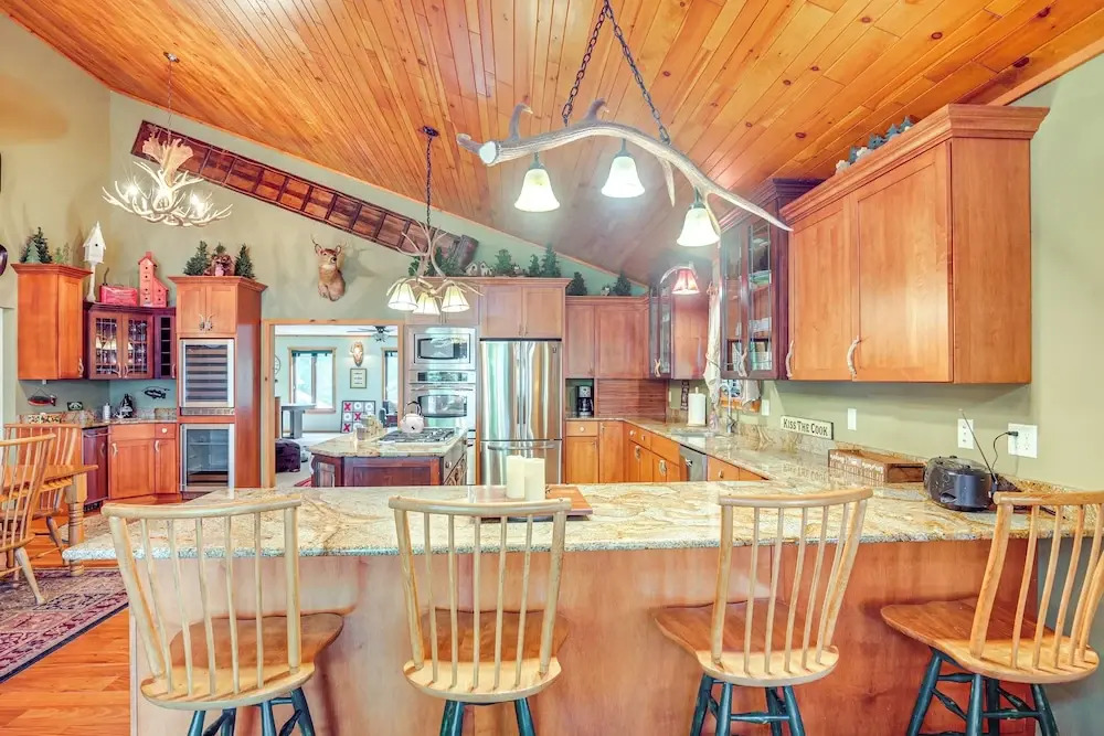 Lake Tomahawk Fall Retreat w/ Foliage & Lake Views